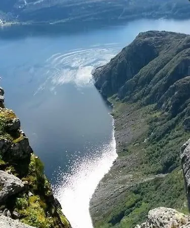 Exclusive Fjord Getaway With Sauna Leirgulen