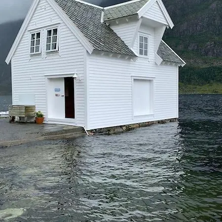 Exclusive Fjord Getaway With Sauna Feriehus