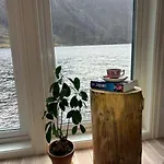 Σπίτι διακοπών Exclusive Fjord Getaway With Sauna Leirgulen