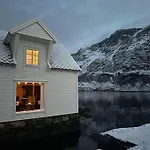 Σπίτι διακοπών Exclusive Fjord Getaway With Sauna Leirgulen