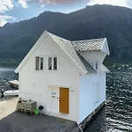 Σπίτι διακοπών Exclusive Fjord Getaway With Sauna Leirgulen