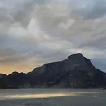 Σπίτι διακοπών Exclusive Fjord Getaway With Sauna Leirgulen