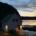 Σπίτι διακοπών Exclusive Fjord Getaway With Sauna Leirgulen