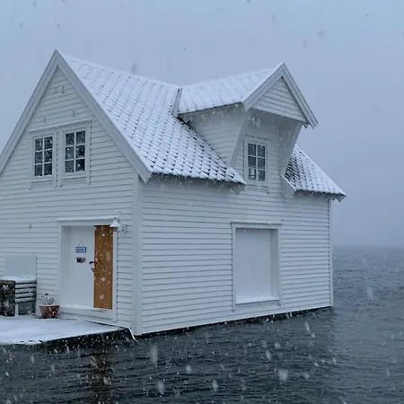 Exclusive Fjord Getaway With Sauna Ferienhaus