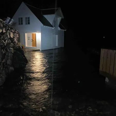 Exclusive Fjord Getaway With Sauna Ferienhaus