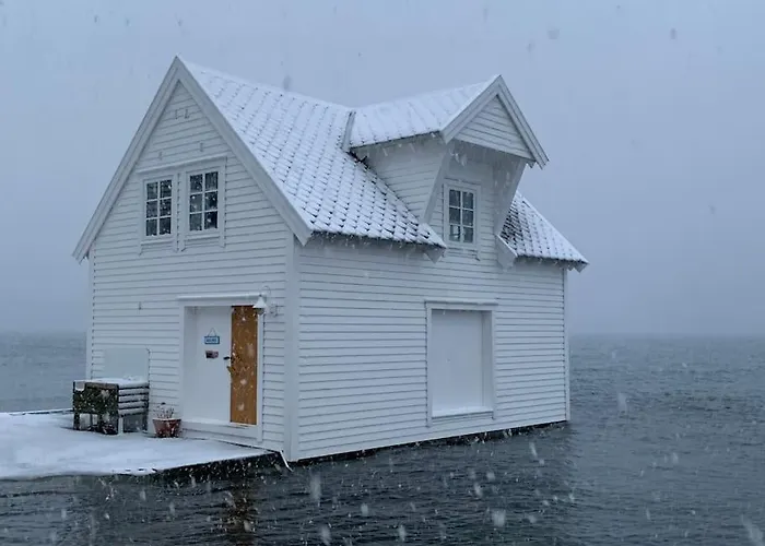 Exclusive Fjord Getaway With Sauna Feriehus