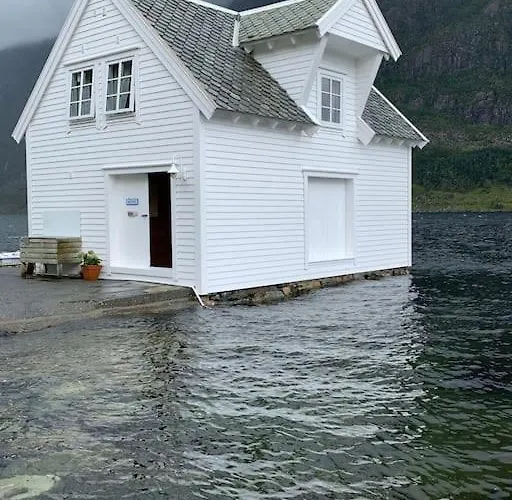 Exclusive Fjord Getaway With Sauna Feriehus